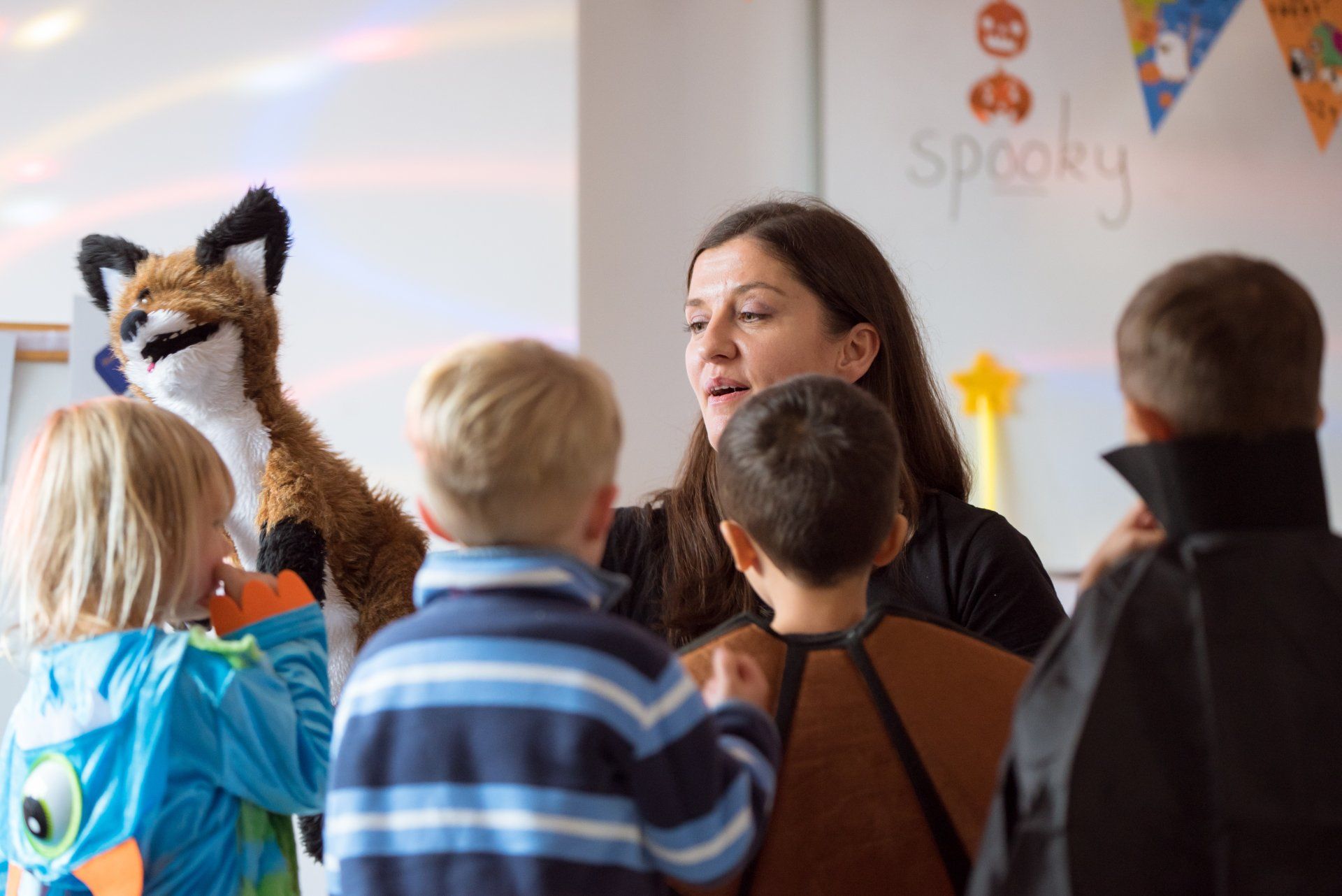 Phonics Fox teacher taking a pre-school class