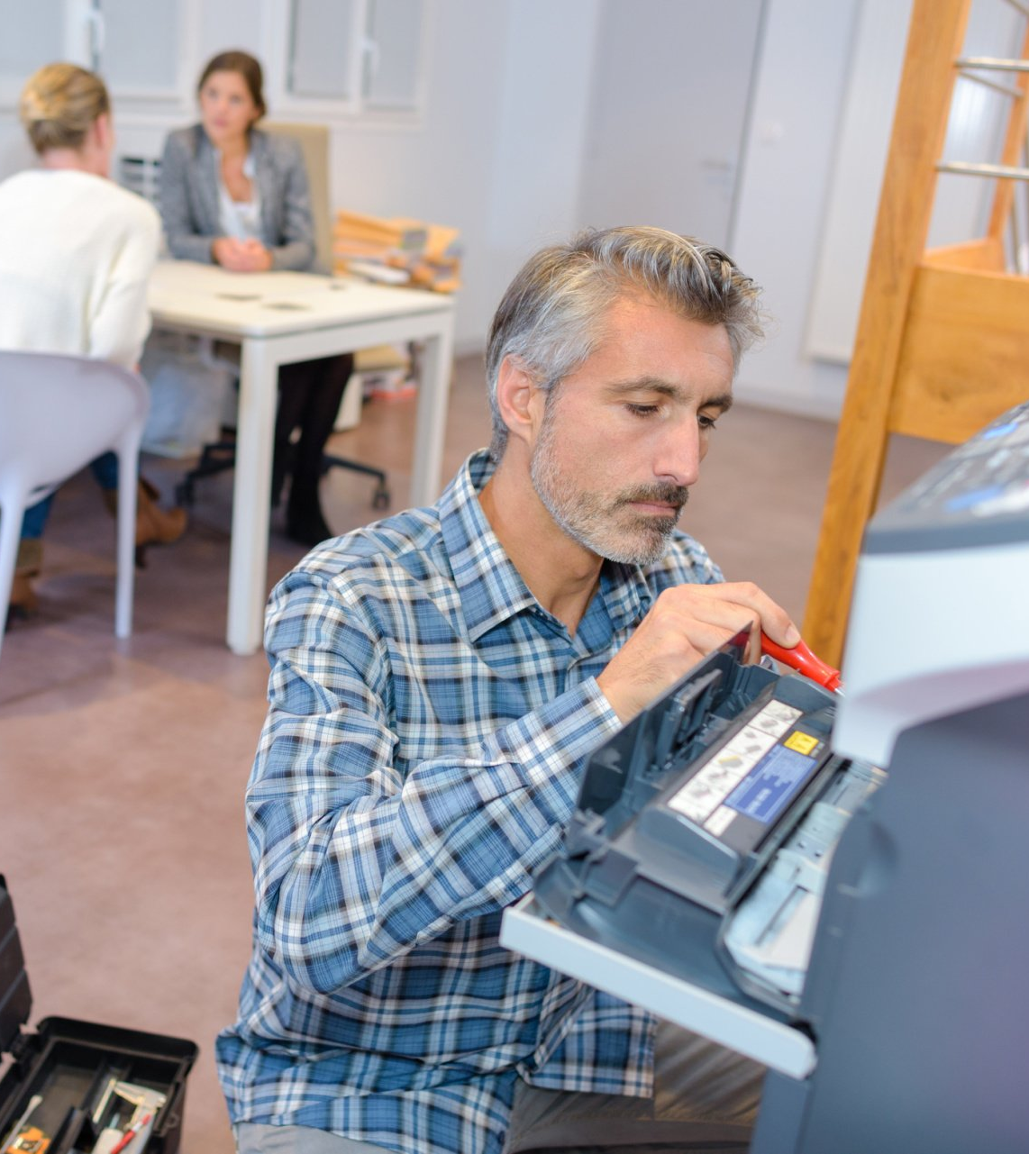 Geschulte Techniker reparieren Ihre Drucker, Kopierer, Multifunktionsdrucker und Plotter