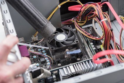 Eine Innenreinigung von Druckern und PCs verringert das Ausfallrisiko