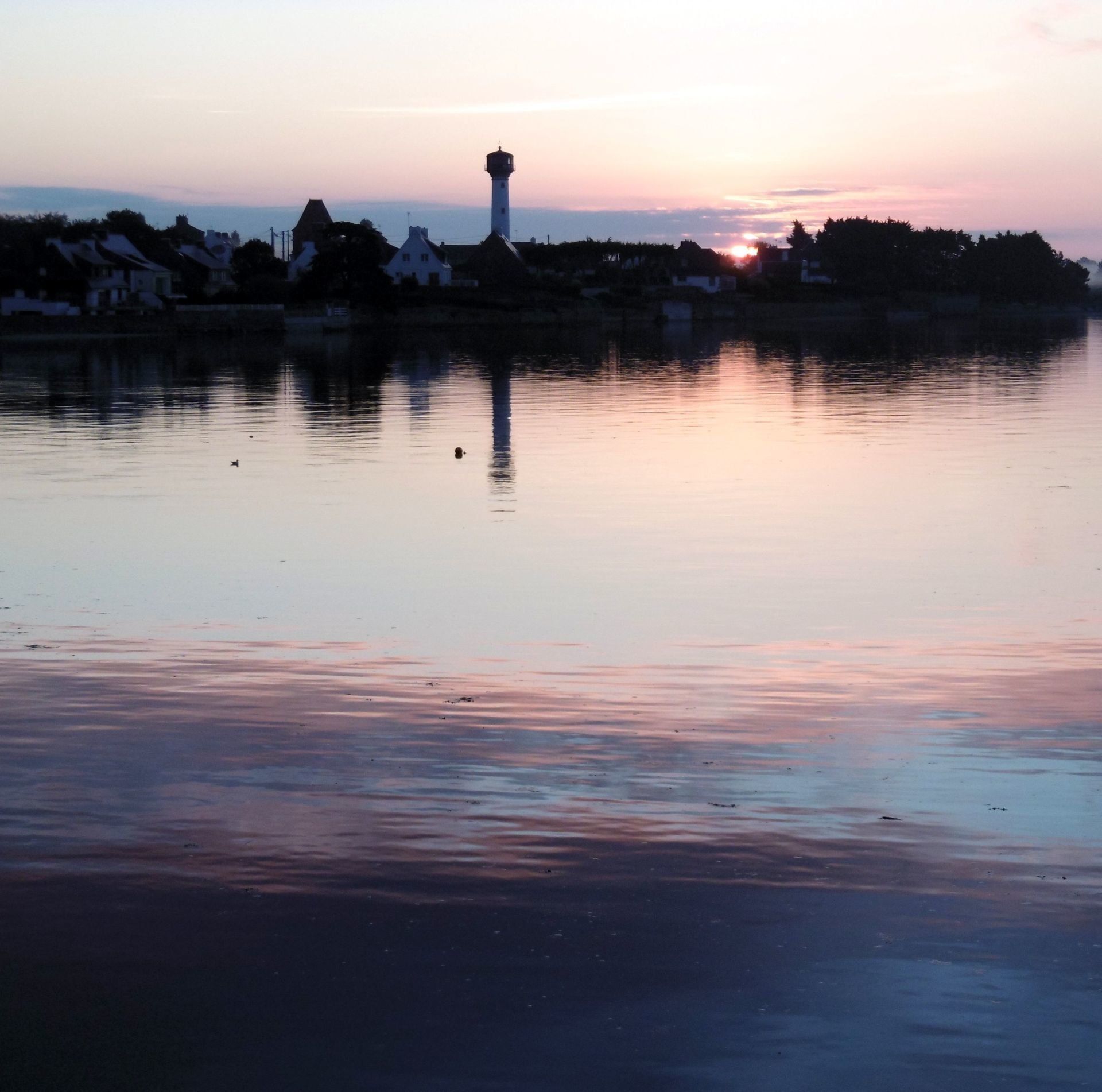 Vue sur le phare de Kerbel