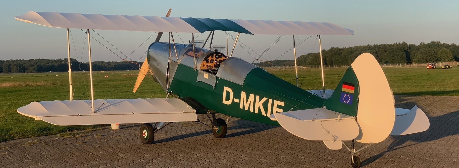 Der Kiebitz mit dem das Banner geschleppt wird Doppeldecker Kiebitz