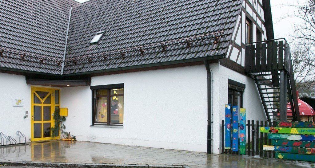 Unser Haupthaus Eingangsbereich Haupthaus. Es ist die gelbe Eingangstüre und ein Teil des weißen Hauses zu sehen