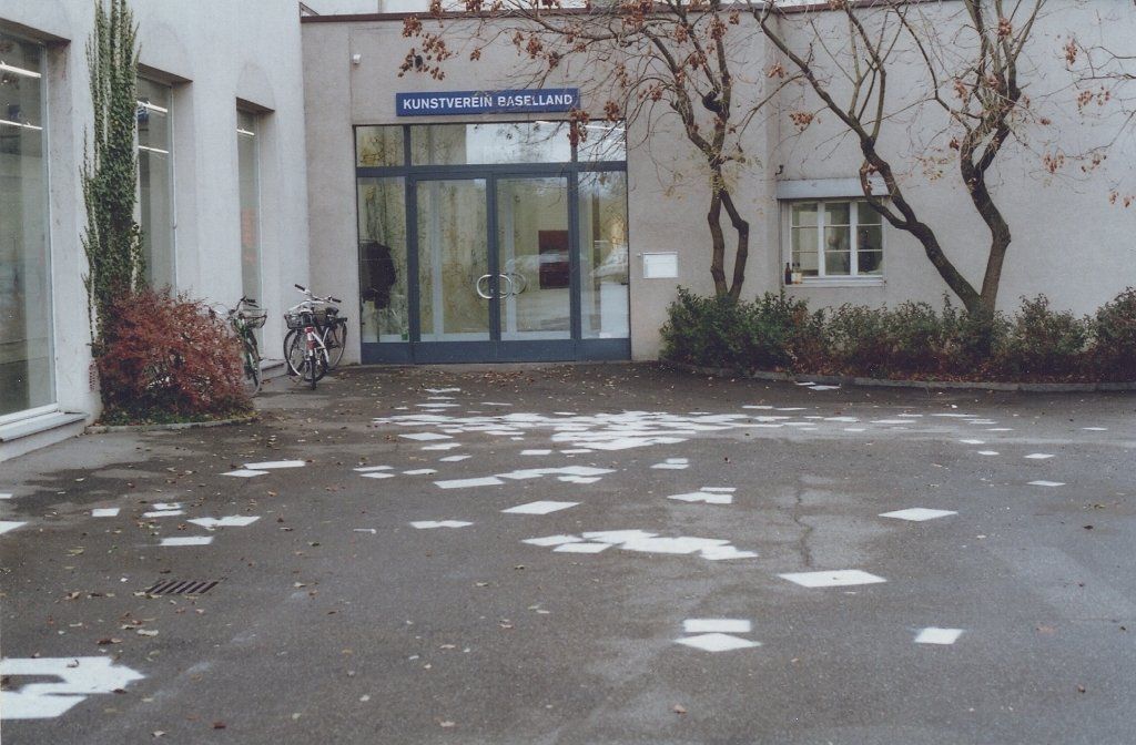 BODENINSTALLATION Kunsthaus Baseland (CH) mit Margot Degand Lackfarbe auf Asphalt 2001