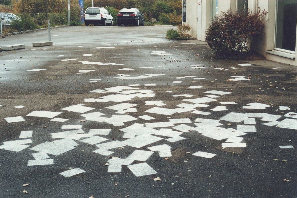 BODENINSTALLATION Kunsthaus Baseland (CH) mit Margot Degand Lackfarbe auf Asphalt 2001
