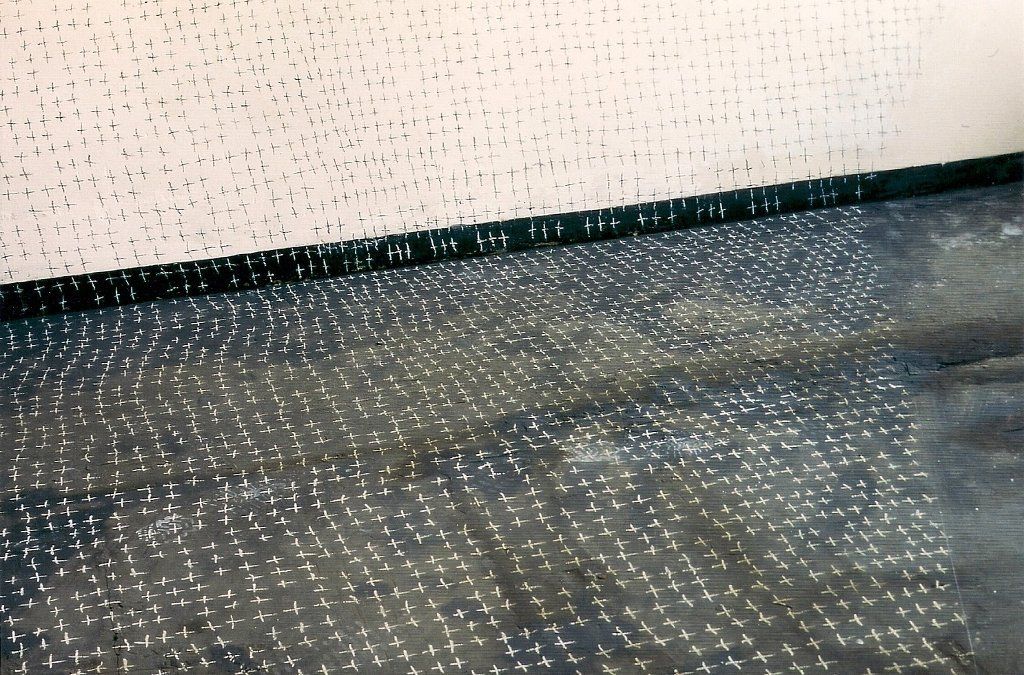 Raumbezogene Arbeiten in der Ausstellung Herderprojekt 2 Freiburg 1998 --- BENETZUNG schwarze und weiße Fettkreide auf Wand und Boden