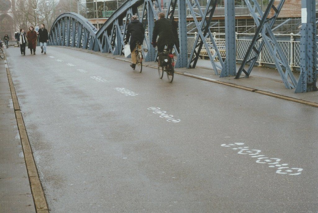 Blaue Brücke Freiburg mit Margot Degand Lackfarbe auf Asphalt 2000