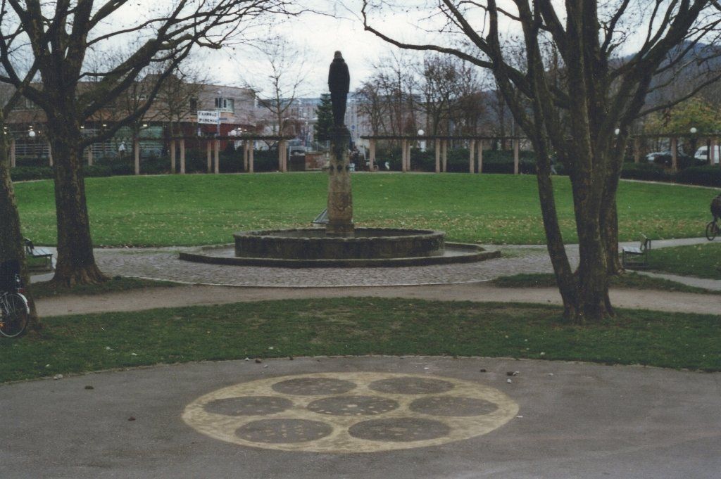 vor der Herz-Jesu Kirche Freiburg mit Margot Degand Lackfarbe auf Asphalt 2000