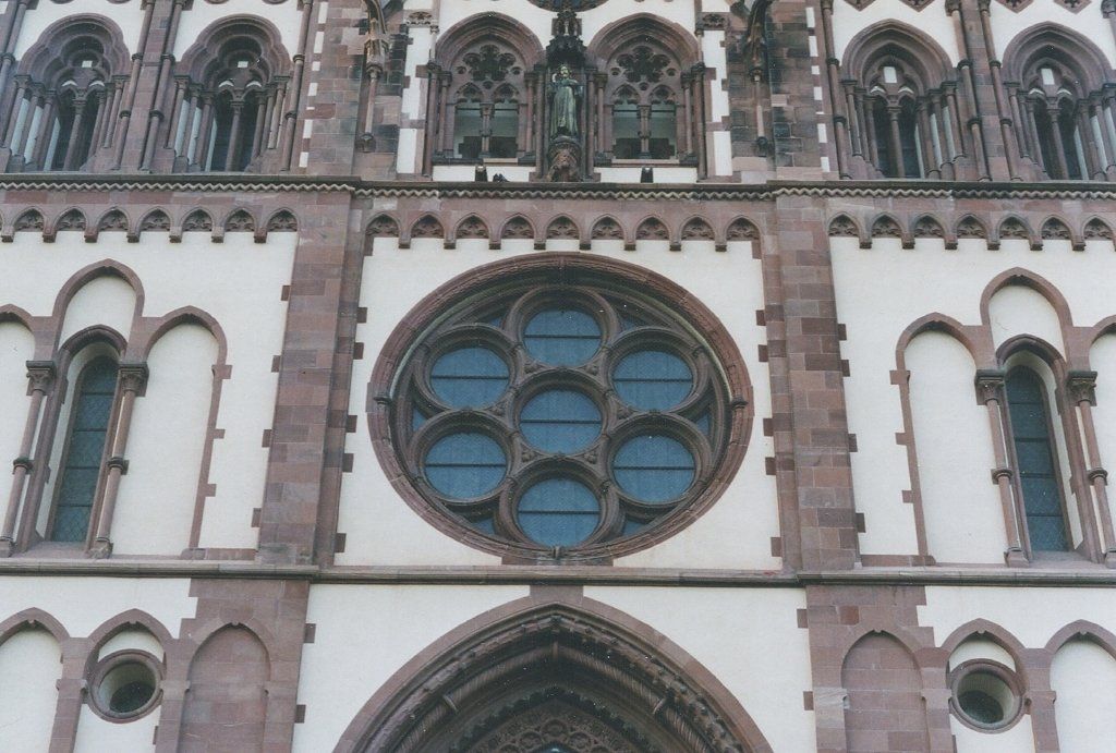 vor der Herz-Jesu Kirche Freiburg mit Margot Degand Lackfarbe auf Asphalt 2000