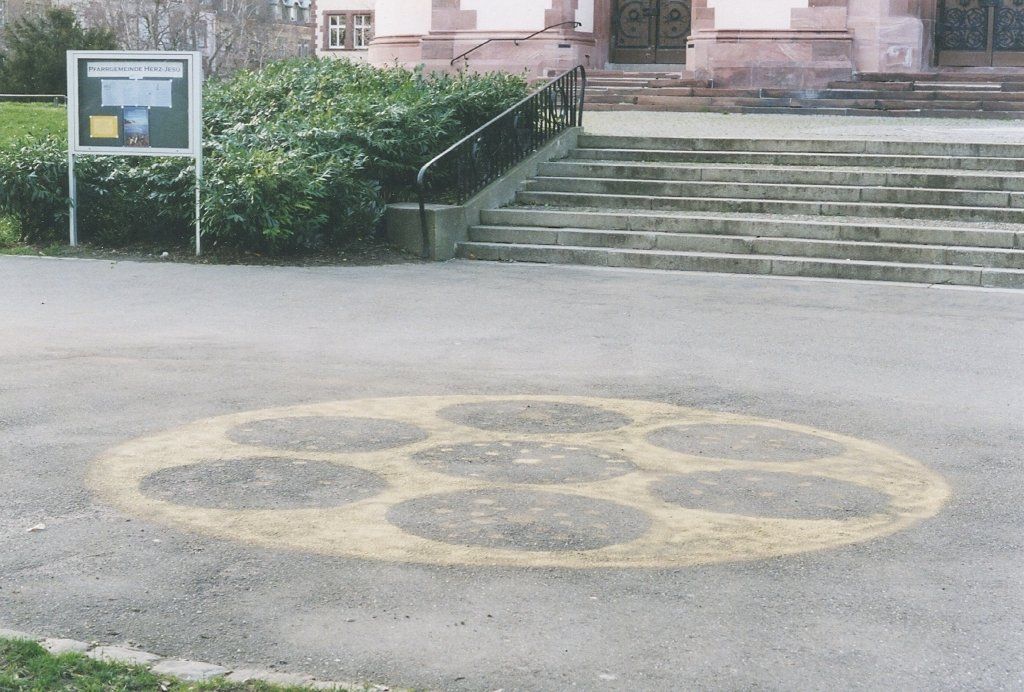 vor der Herz-Jesu Kirche Freiburg mit Margot Degand Lackfarbe auf Asphalt 2000