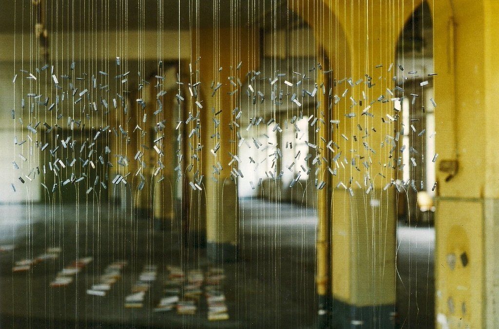 Raumbezogene Arbeiten in der Ausstellung Herderprojekt 2 Freiburg 1998 --- Kleines Glück Bleilettern, Nylonfäden 35 x 40 x 100 cm