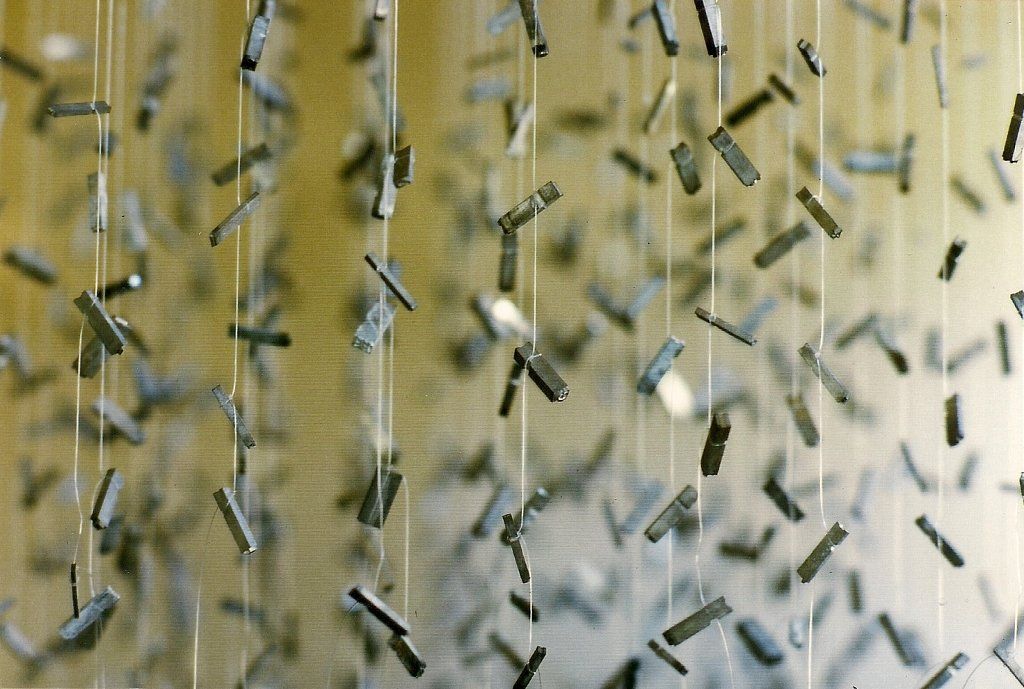 Raumbezogene Arbeiten in der Ausstellung Herderprojekt 2 Freiburg 1998 --- Kleines Glück Bleilettern, Nylonfäden 35 x 40 x 100 cm