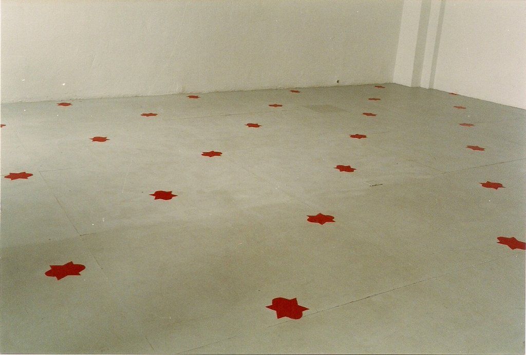 DEBUT Rauminstallation mit roter Folie E-Werk Freiburg 2004