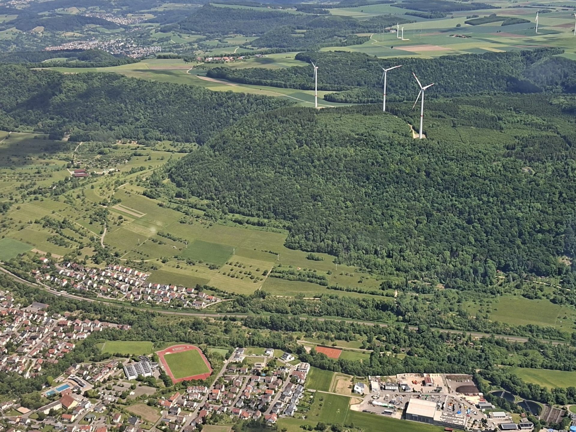 Der Windpark Tegelberg oberhalb von Kuchen