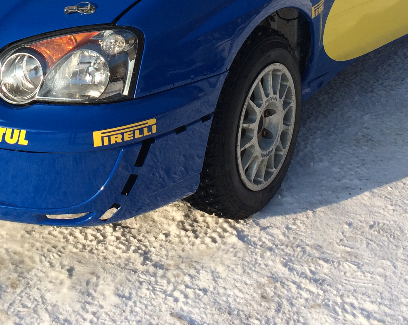 Guida macchina da rally su ghiaccio
