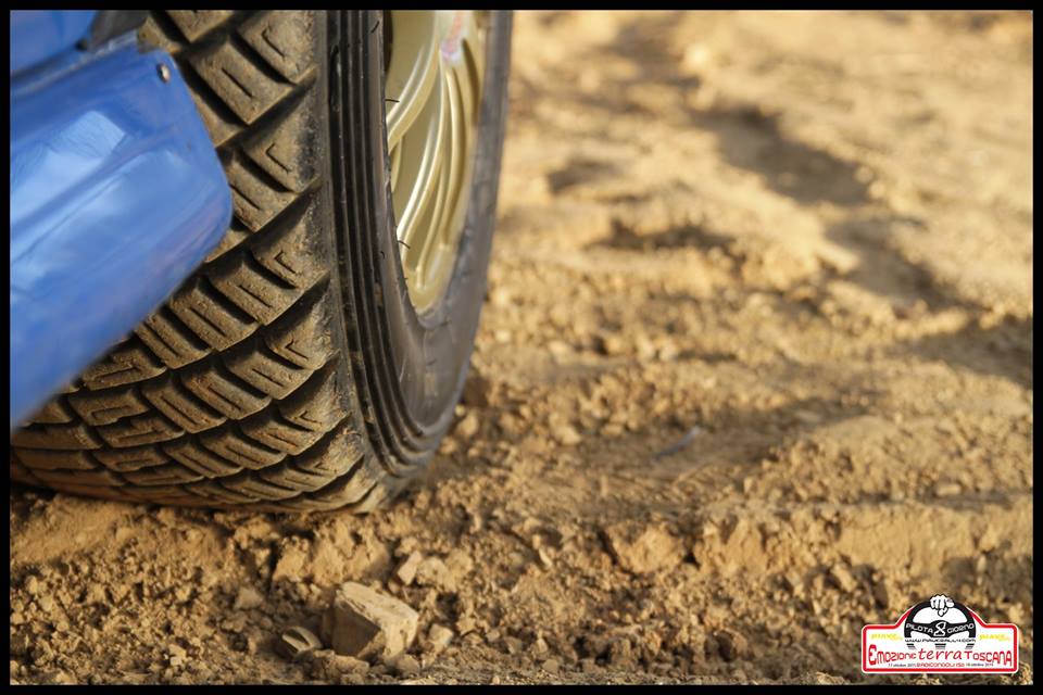 Guida macchina da rally su terra