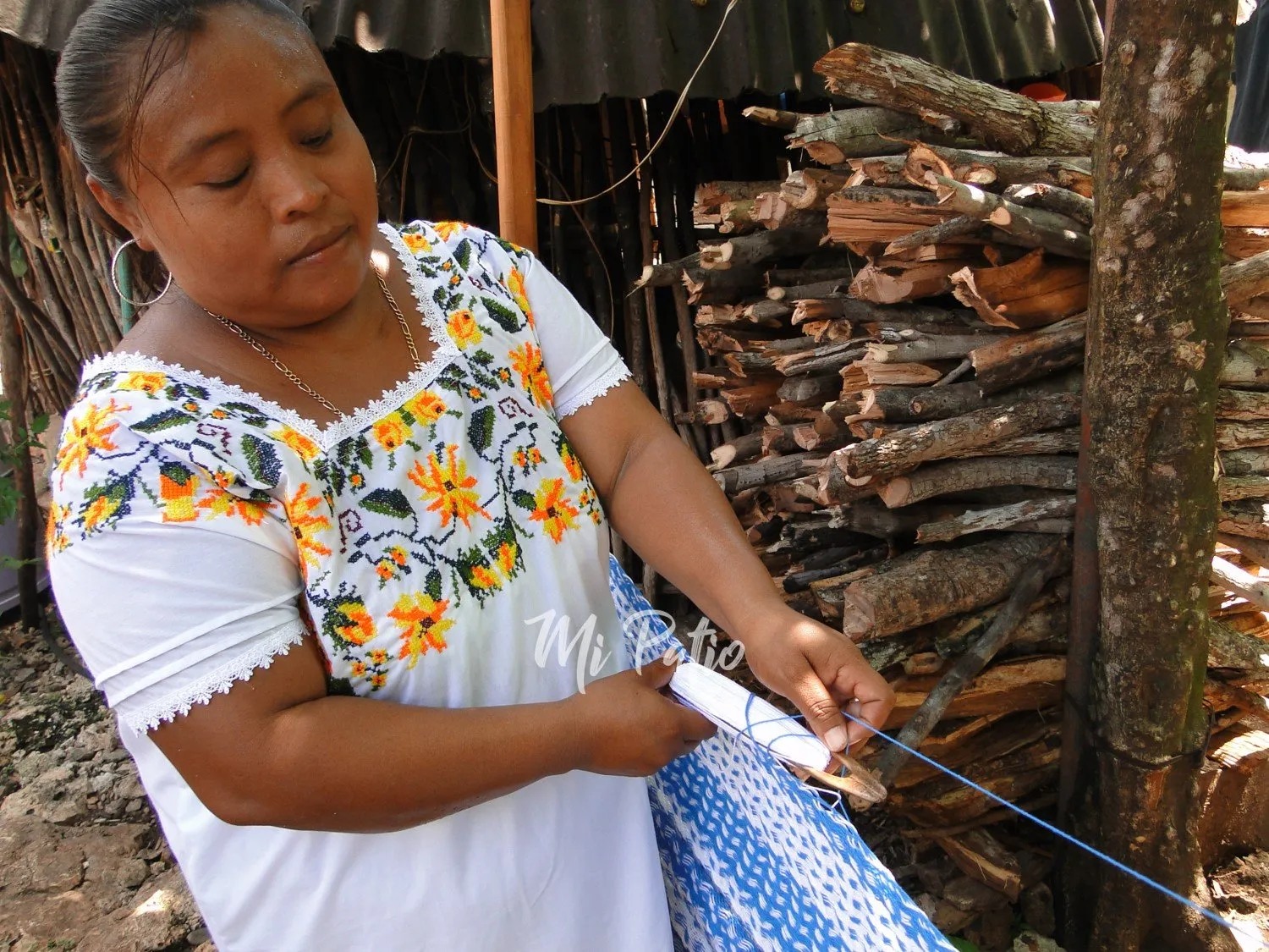Mexikanische Hängematte, Eine Maya webt eine Hängematte