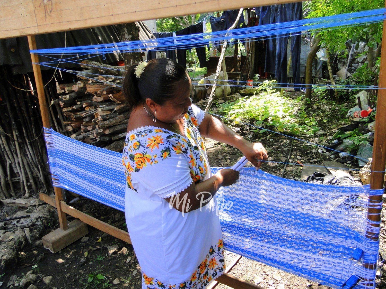 Maja beim Weben einer Hängematte Mexikanische Hängematte, Eine Maja webt eine Hängematte