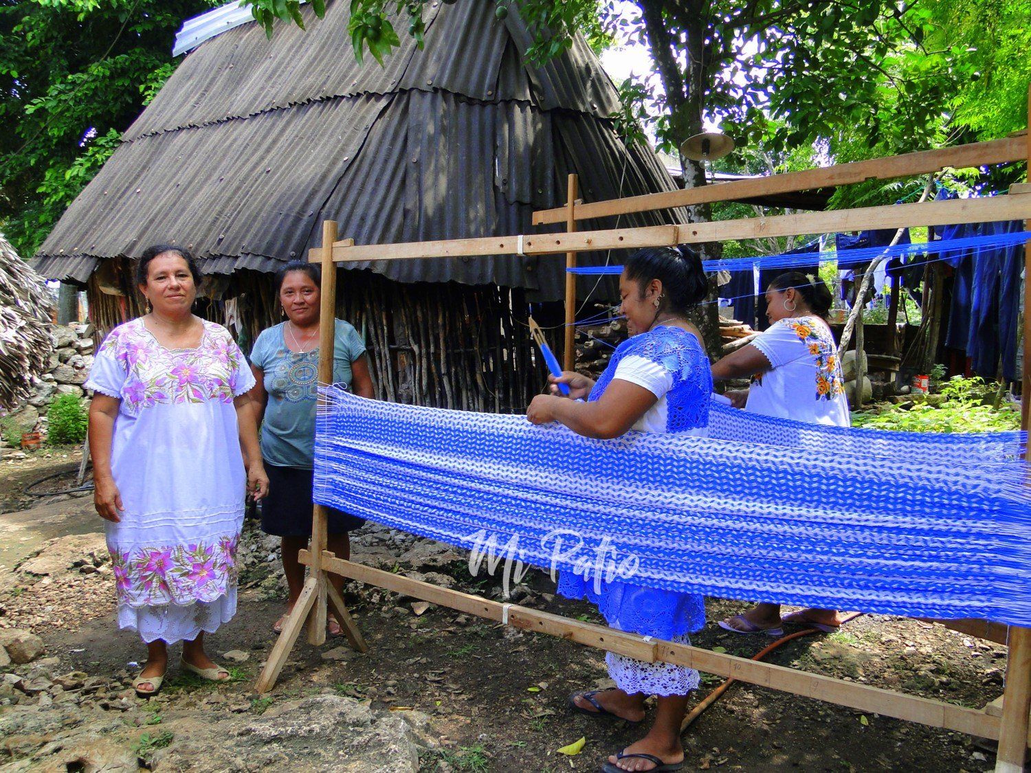 Fertigung von mexikanischen Hängematten im Maya-Dorf