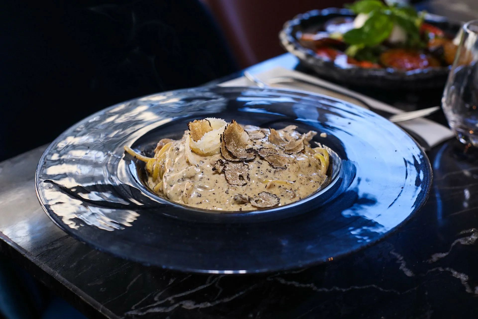 Lyna-Ristorante-italien-Attrazione-della-sera-Grappa-meule- de-parmesan-truffes-noir-cêpes.jpg