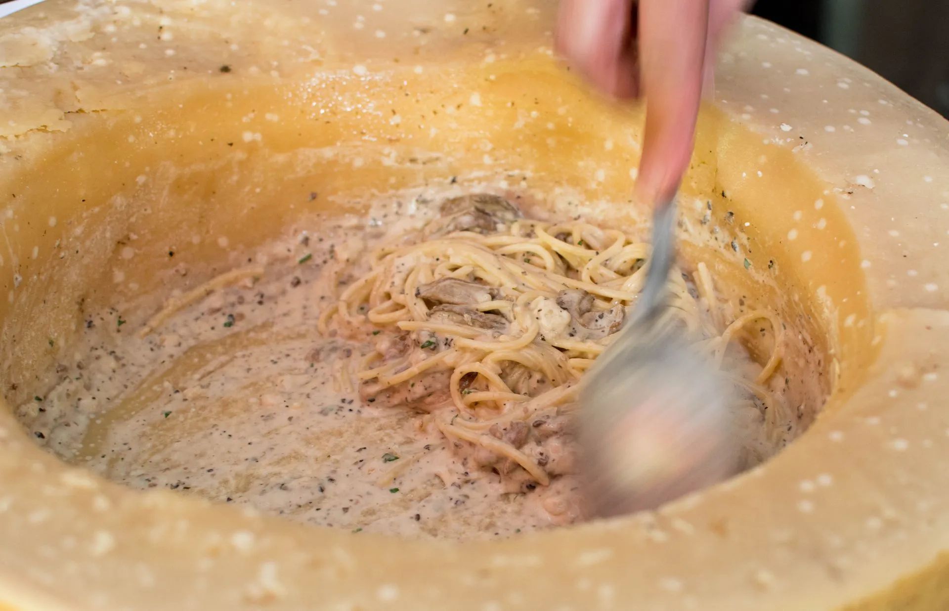 Lyna-Ristorante-italien-Attrazione-della-sera-Grappa-meule- de-parmesan-truffes-noir-cepes.jpg