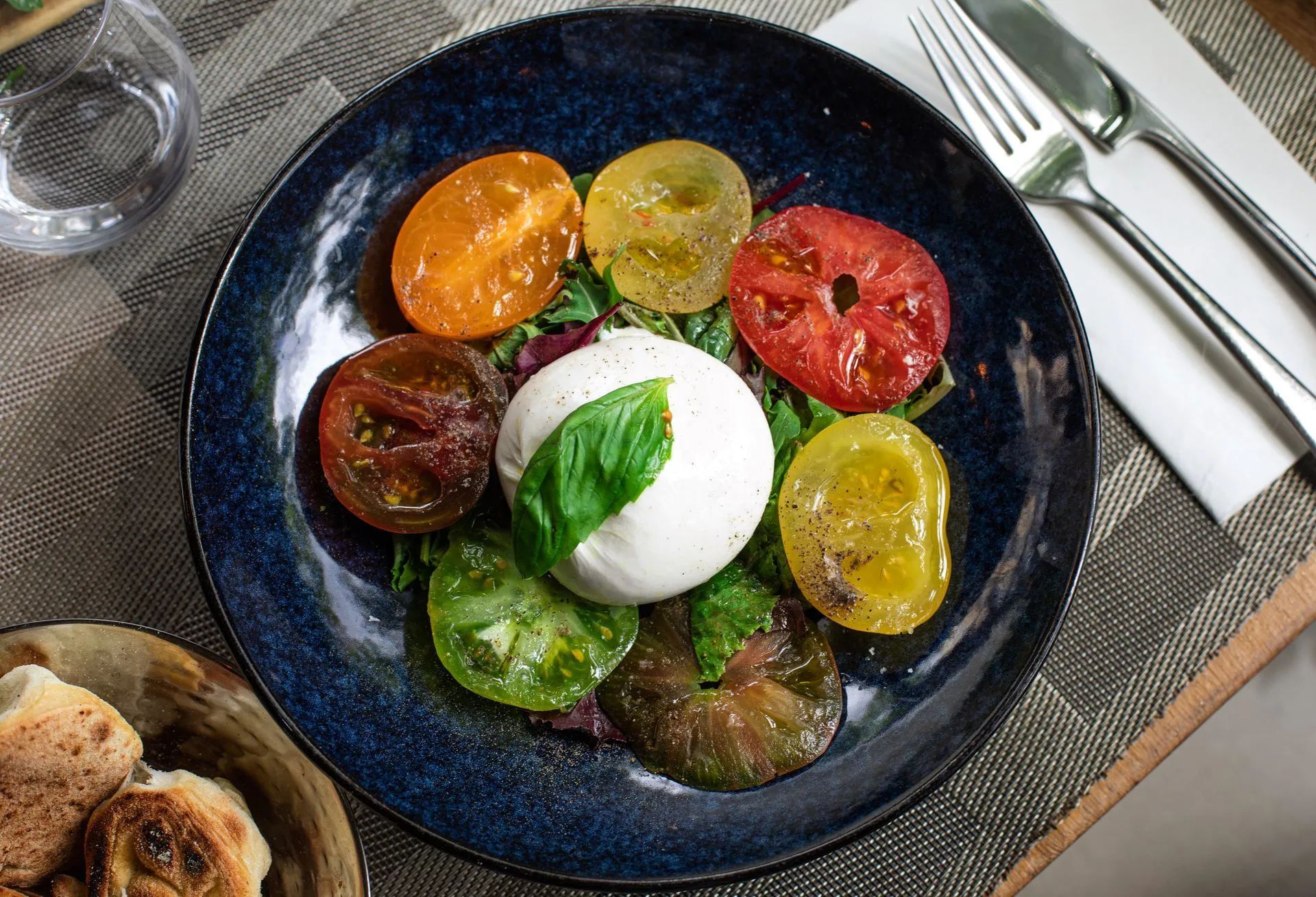Lyna-Ristorante-italien-Burrata-pugliese-Burrata-des-Pouilles-125gr-tomates-de-saison-vinaigre-balsamique.jpg