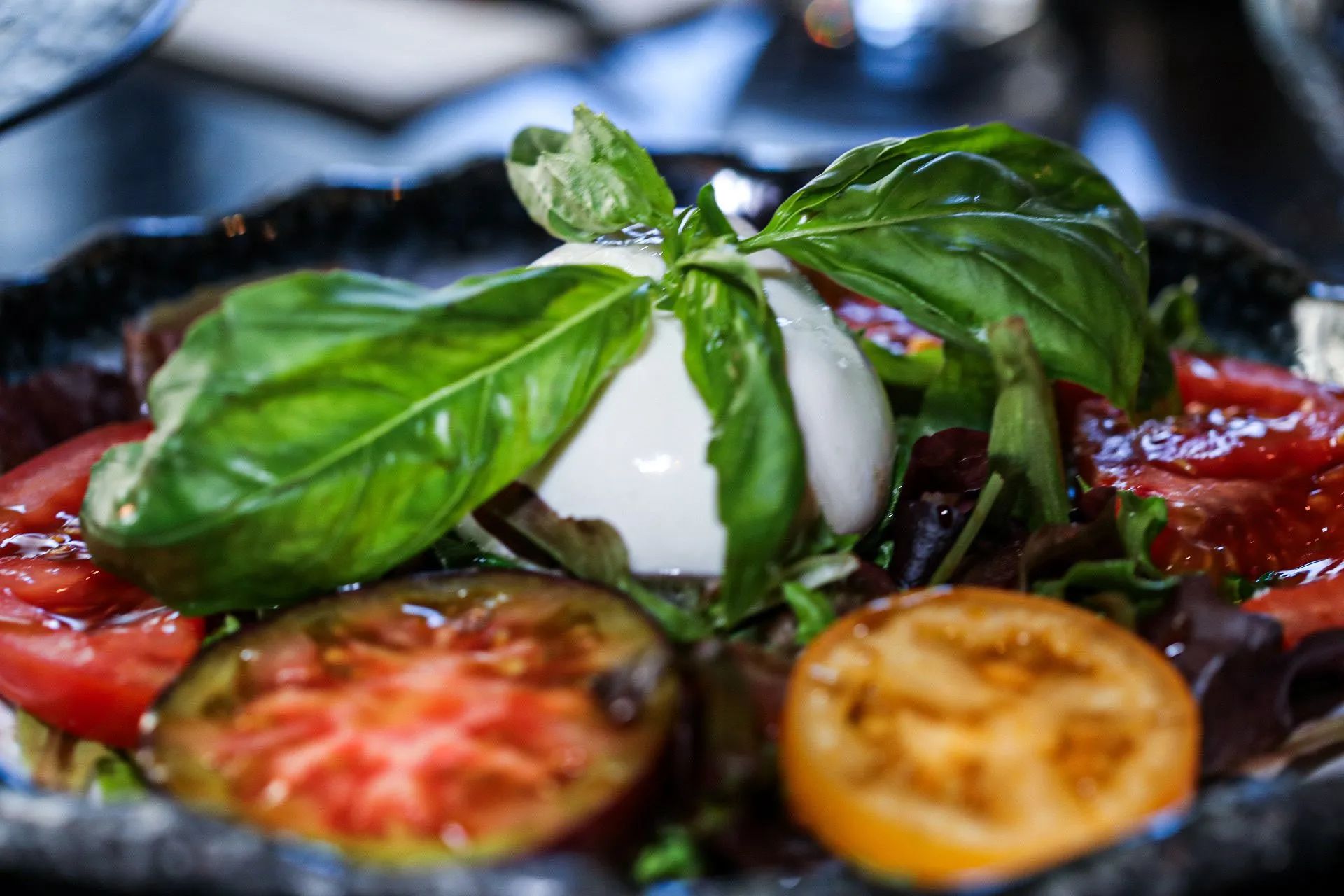 Lyna-Ristorante-italien-Burrata-pugliese-Burrata-des-Pouilles-125gr-tomates-de-saison-vinaigre-balsamique.jpg