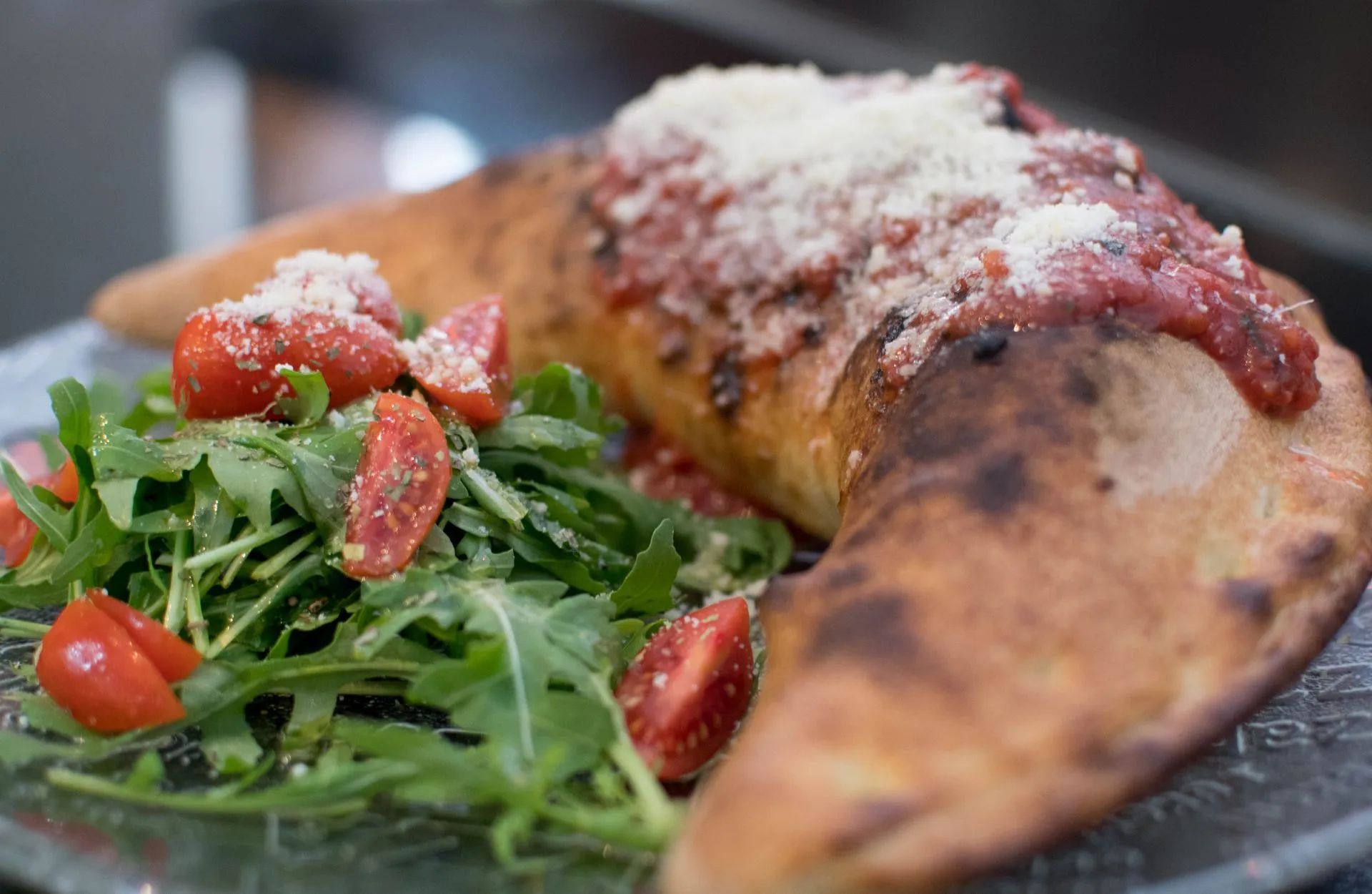 Lyna-Ristorante-italien-Calzone-Soufflé-sauce-tomate-mozzarella-fior-di-latte-jambon-blanc-œuf.jpg