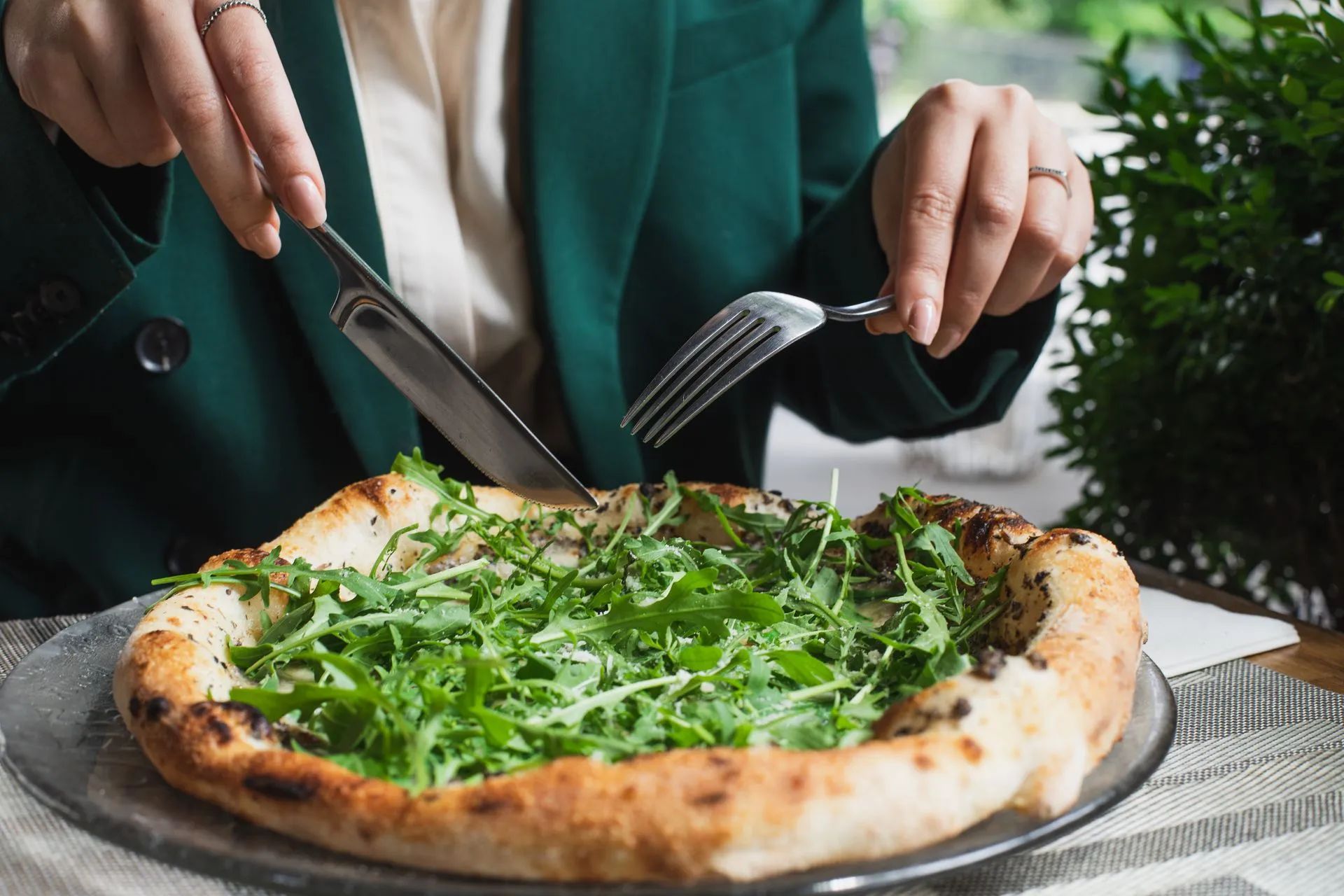 Pizza Tartufo à la crème de truffe et roquette, dégustée à table