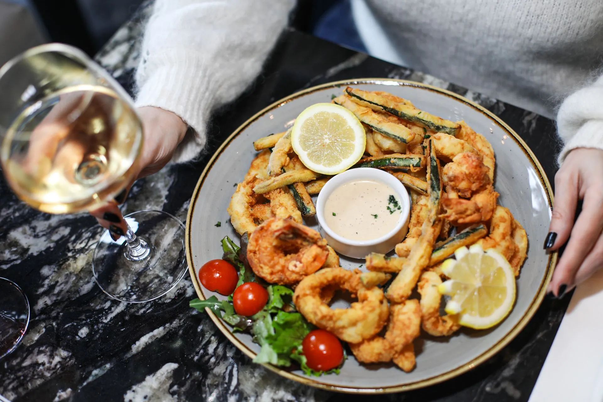 Frittura di mare : calmars et crevettes frits, sauce tartare et verre de vin blanc