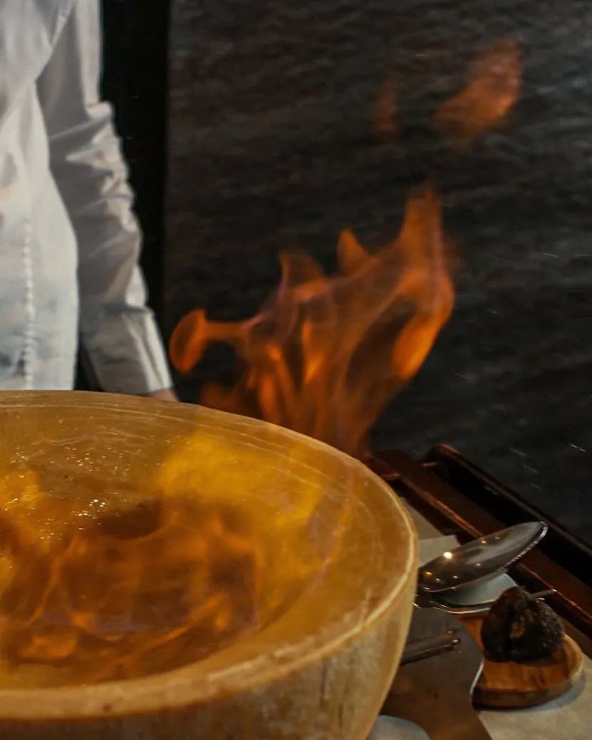 Lyna-Ristorante-italien-Grappa-meule- de-parmesan.jpg