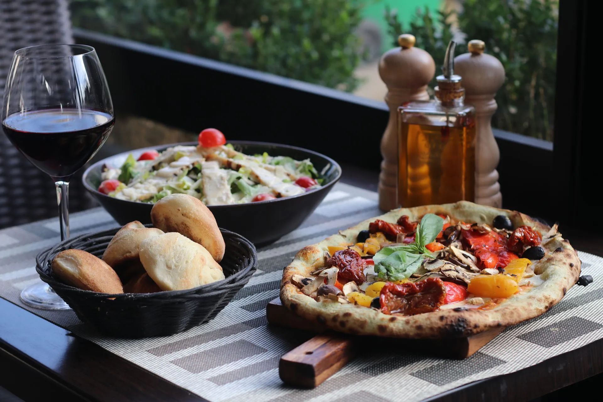 Lyna-Ristorante-italien-Pizza-Végétariene-déjeuner.jpg