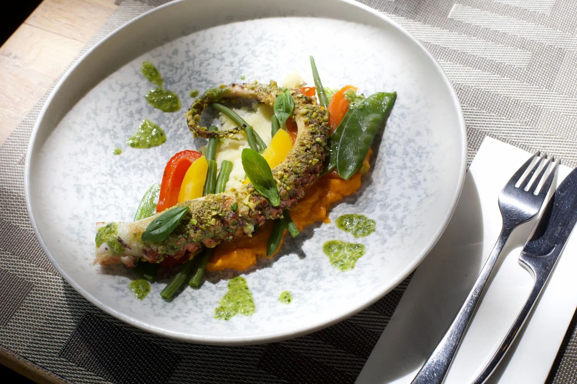 Lyna-Ristorante-italien-Polpo-alla-griglia-Poulpe-grillé-purée-de-patate-douce.jpg