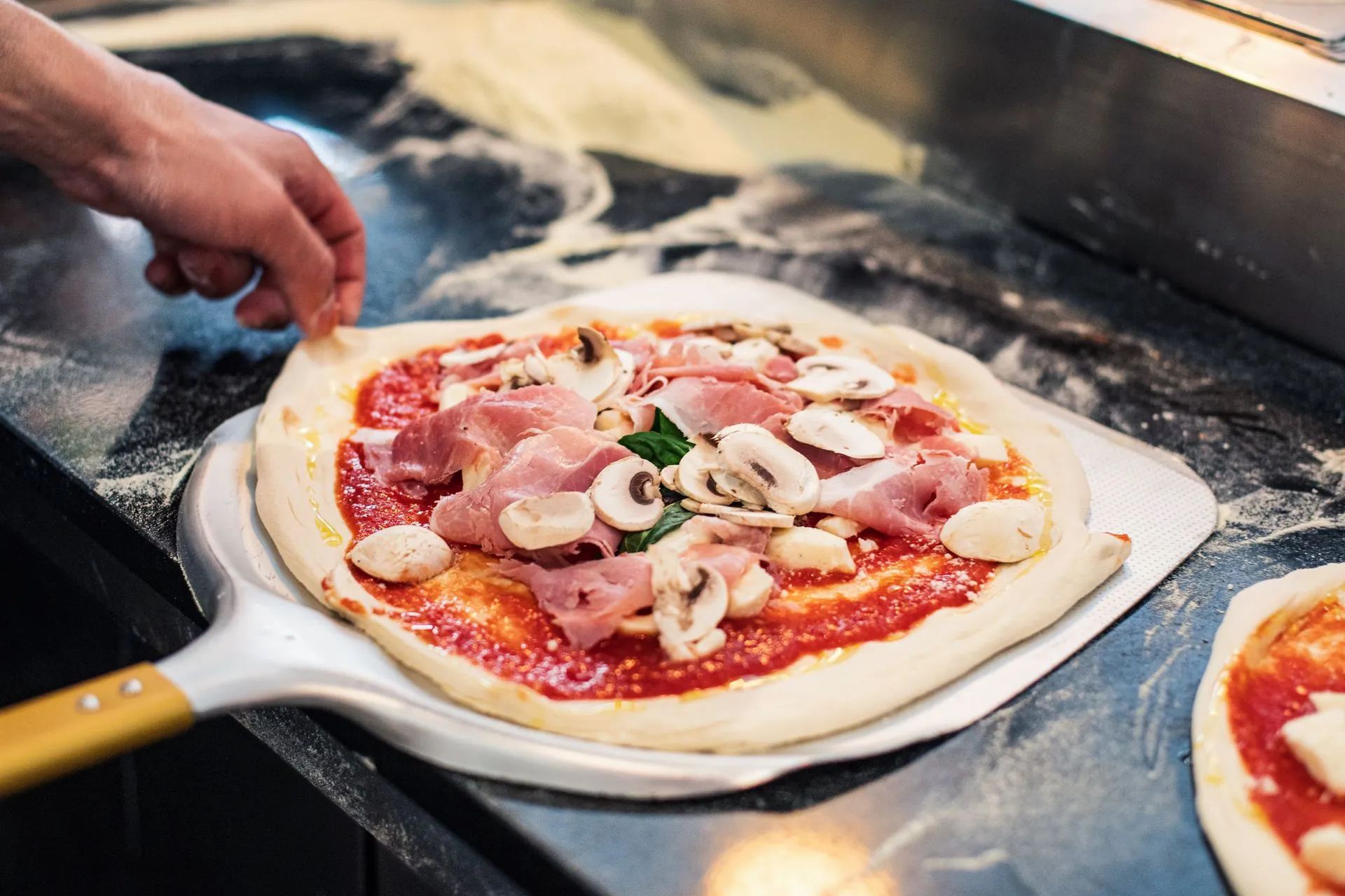 Lyna-Ristorante-italien-Sauce-tomate-mozzarella-fior-di-latte-jambon-blanc-champignons-olives-noir-origan-Regina.jpg