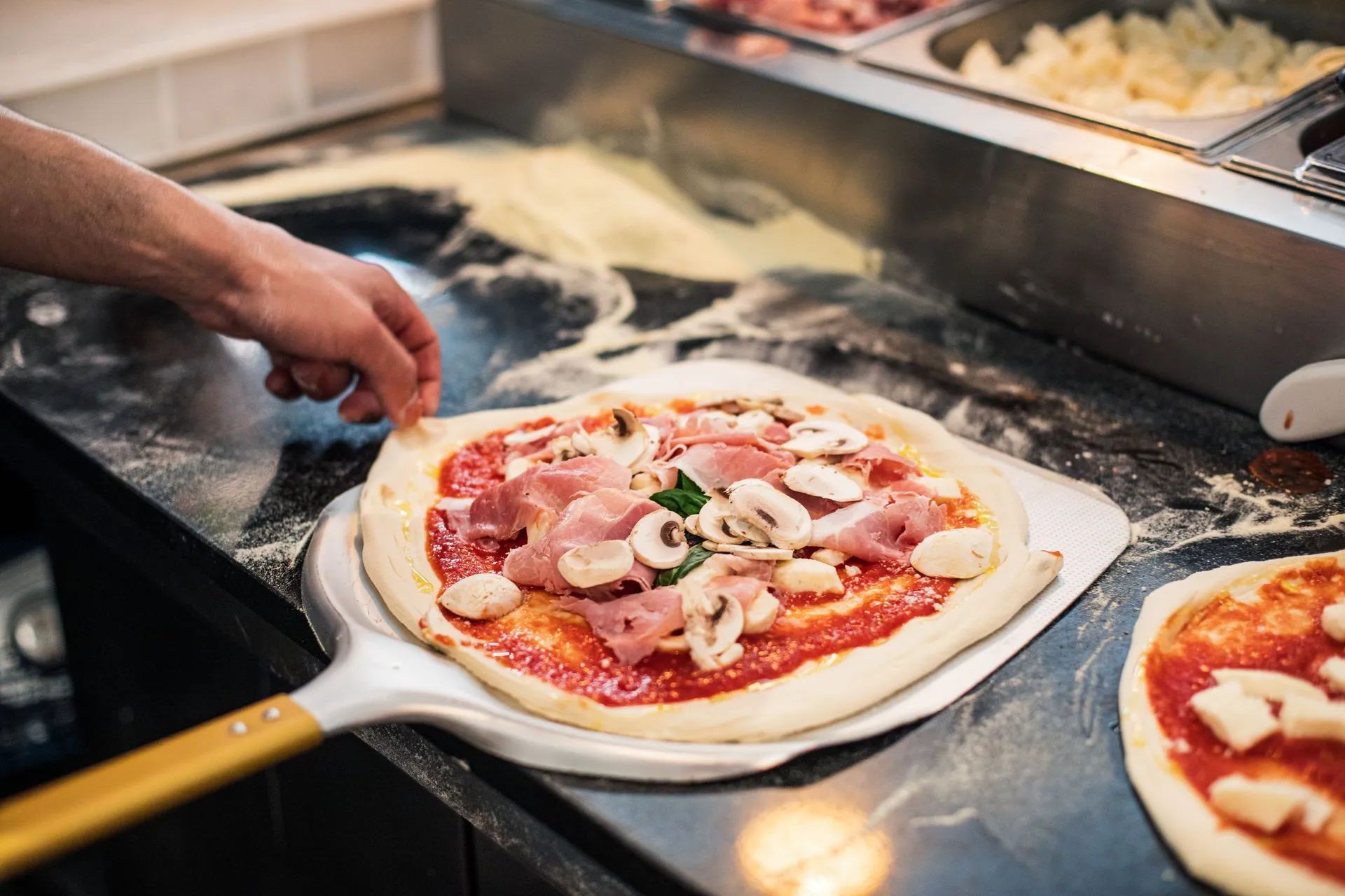 Pizza Regina enfournée au feu de bois