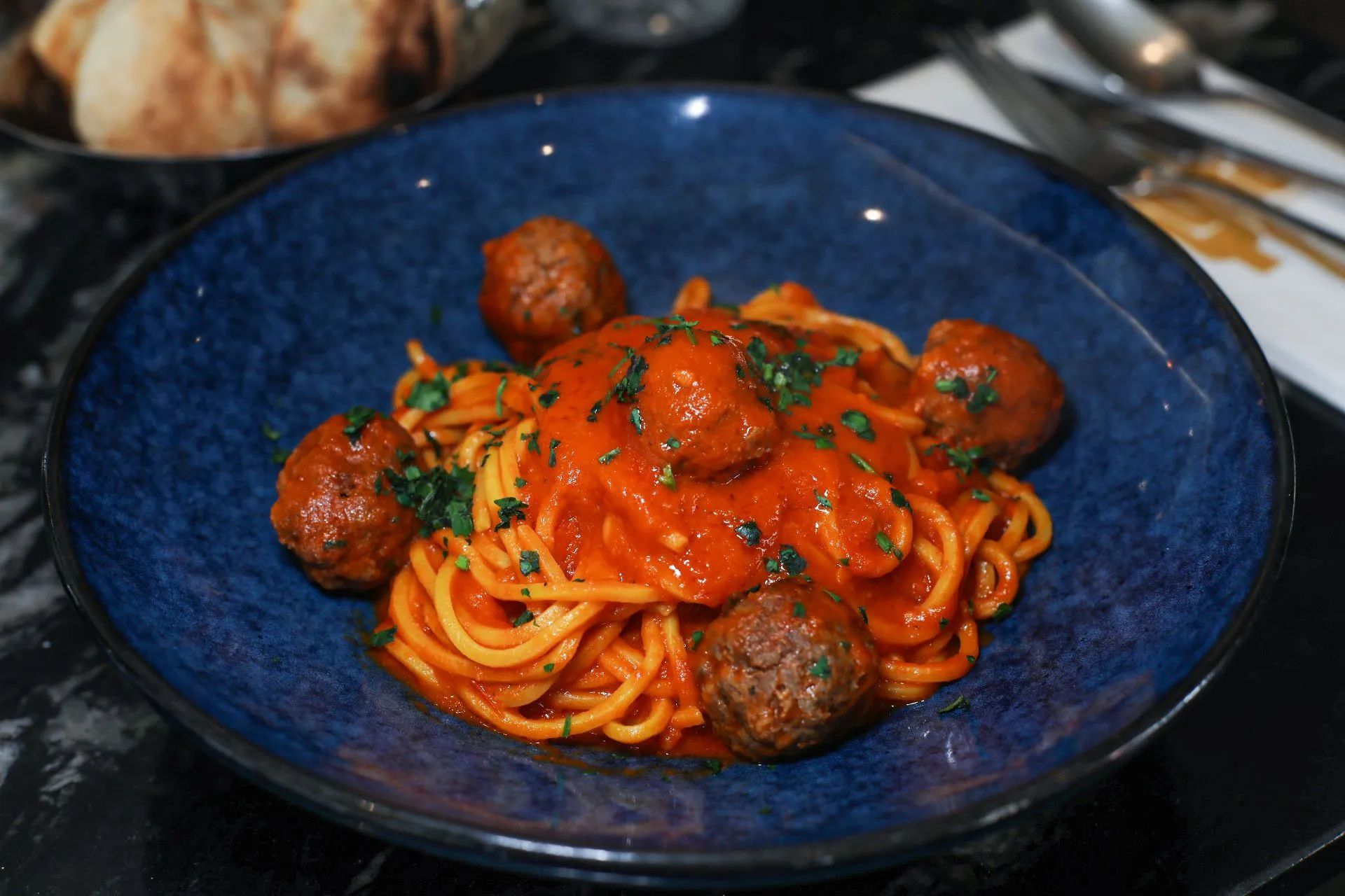 Lyna-Ristorante-italien-Spaghetti-con-polpette-Pâtes-fraiches-sauce-tomate-boulettes-de-viande.jpg