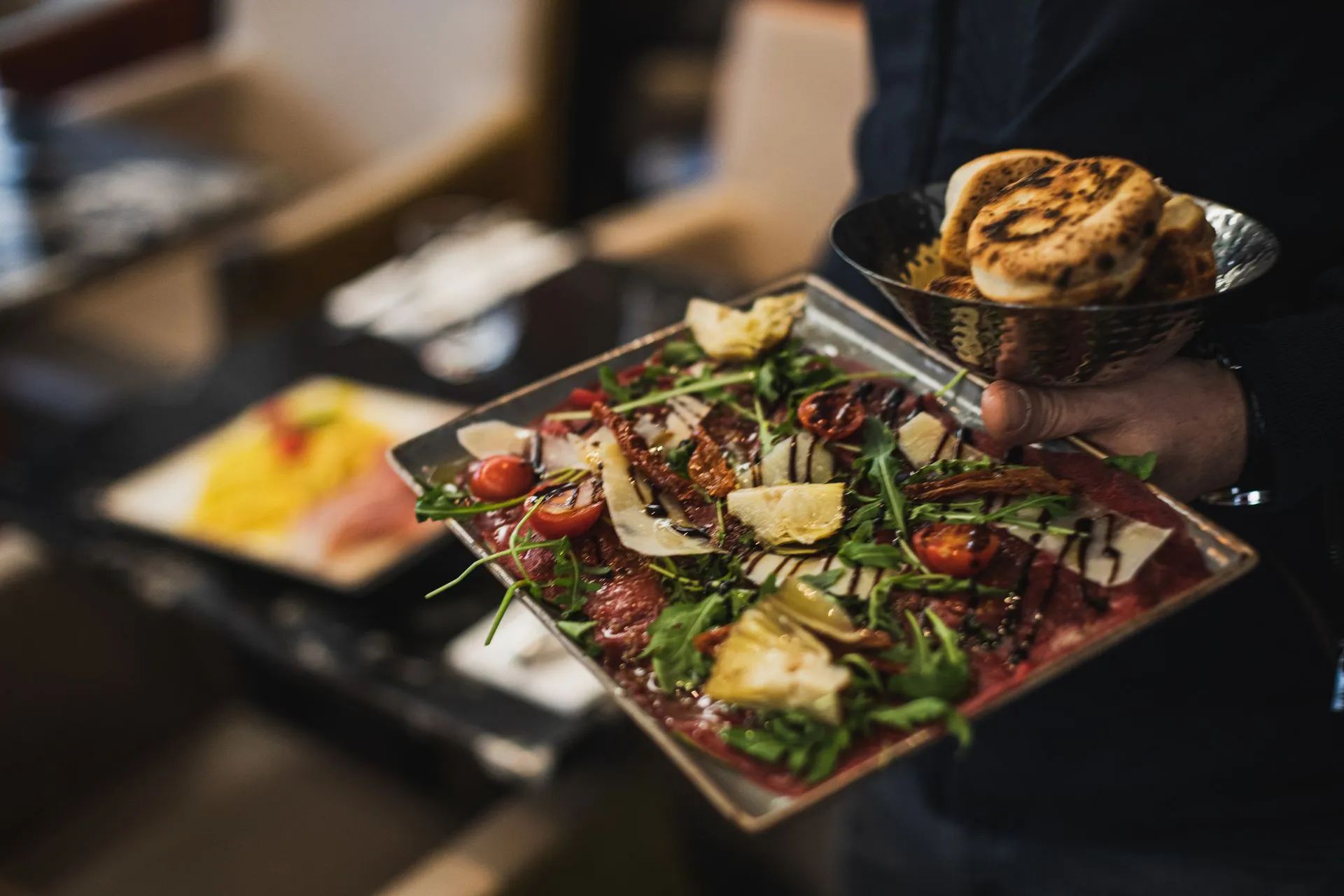 Lyna-Ristorante-italien-carpacico-di-magatello-fines-tranches-boeuf-huile-de-truffe-parmesan-tomates-cerises.jpg
