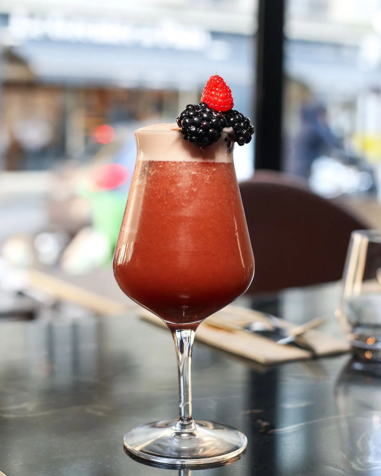 Cocktail aux fruits rouges garni de mûres et d'une framboise