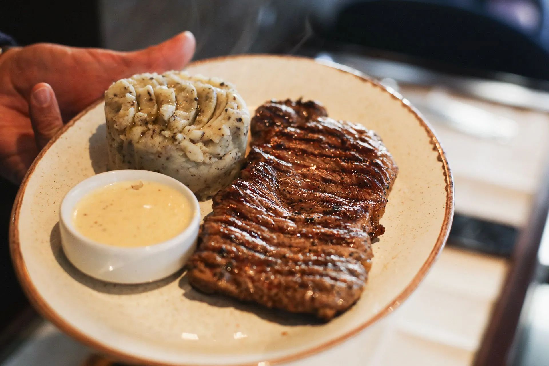 Lyna-Ristorante-italien-controfiletto-di-manzo-entrecôte-de-bœuf-créme-parmesan-purée-truffe-.jpg