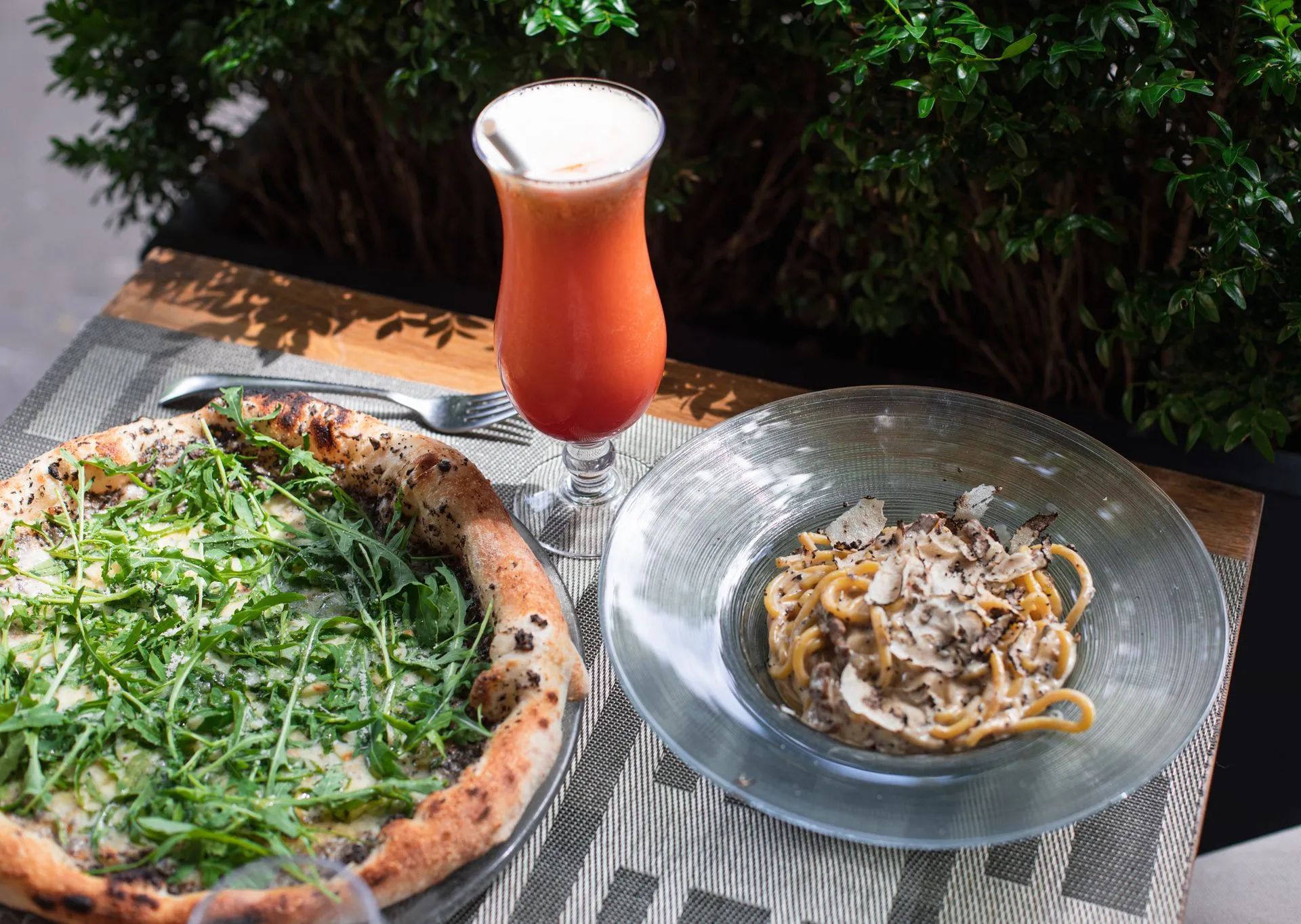 Déjeuner en terrasse : pizza tartufo, attrazione della sera et cocktail