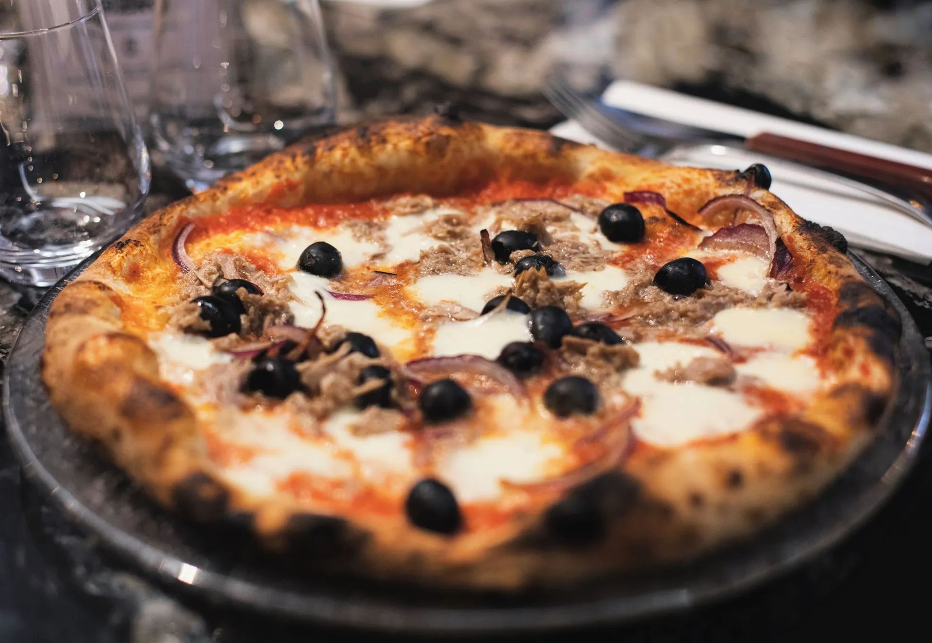Lyna-Ristorante-italien-déjeuner-pizza-tonno.jpg