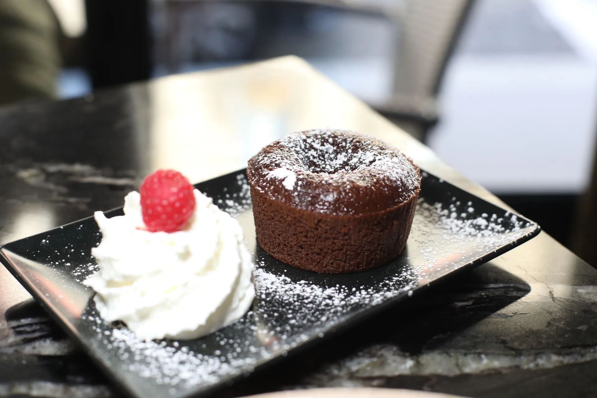 Fondente al cioccolato servi avec chantilly et framboise