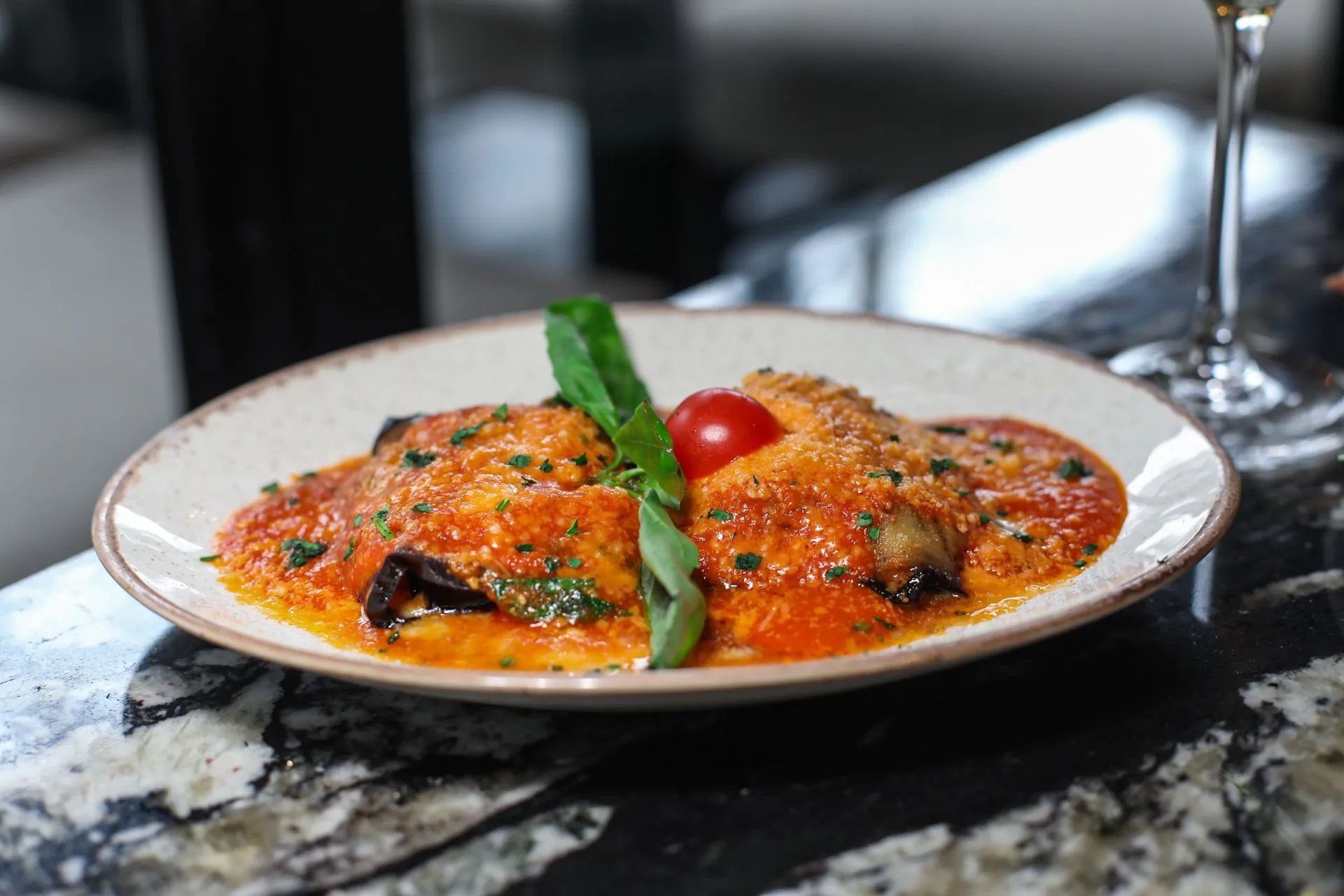 Lyna-Ristorante-italien-parmigiana-di-melanzane-gratin-aubergines-tomate-parmesan-basilic.jpg