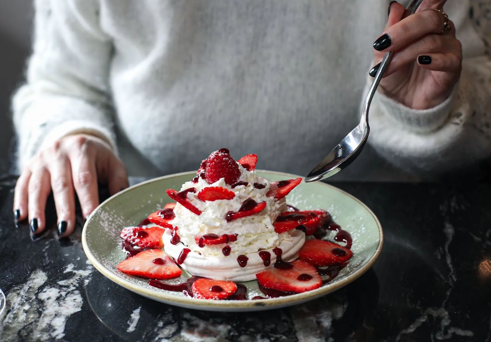 Lyna-Ristorante-italien-pavlova-al-frutti-rossi-fraises-framboises-meringue.jpg
