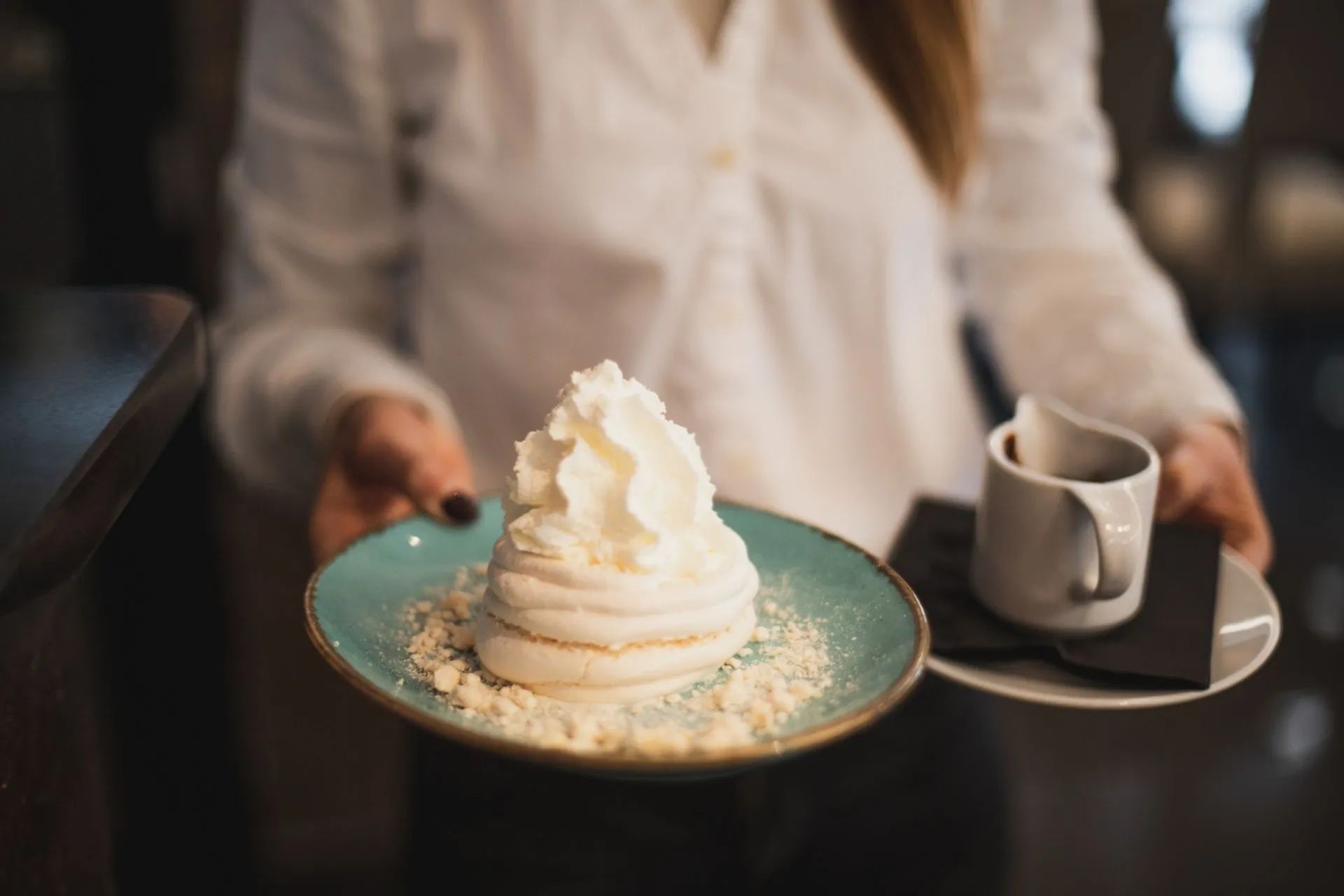 Pavlova meringuée servie avec un café