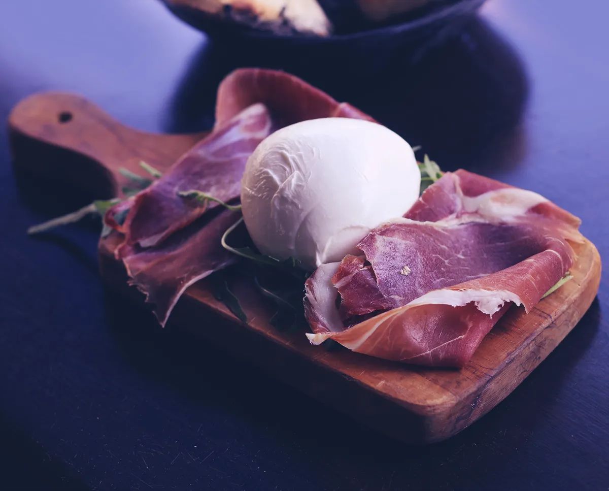 Lyna-Ristorante-italien-plateau-charcuteries-burrata.jpg
