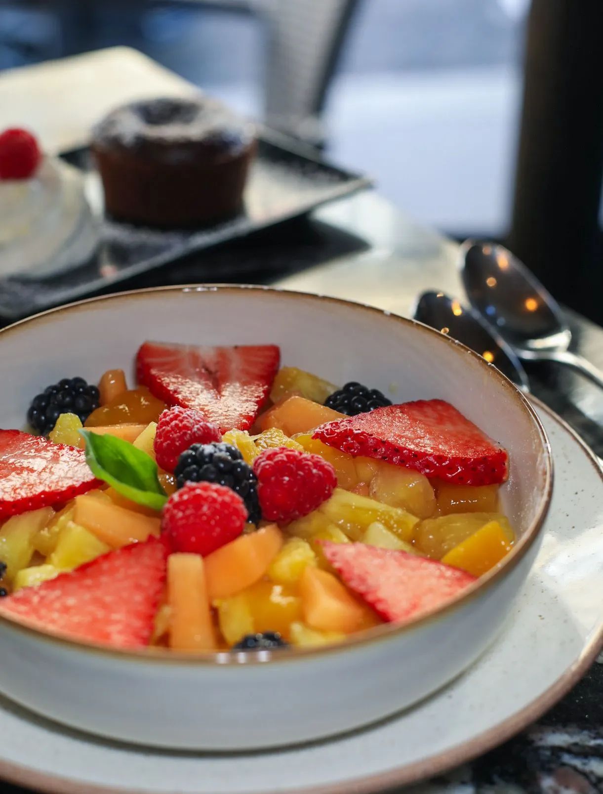 Fondente al cioccolato et salade de fruits frais