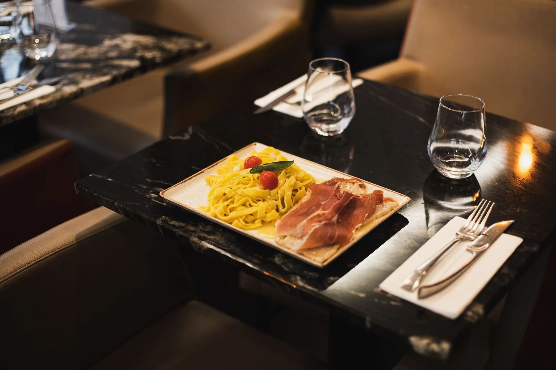 Saltimbocca : escalope de veau au prosciutto crudo et spaghetti