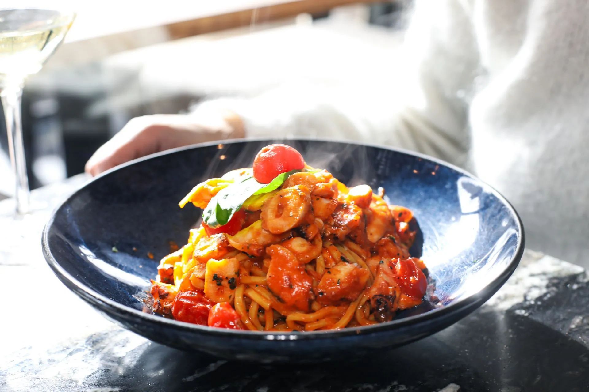 Lyna-Ristorante-italien-spaghetti-alla-polpo-pâtes-fraîches-sauce-tomate-poulpes.jpg