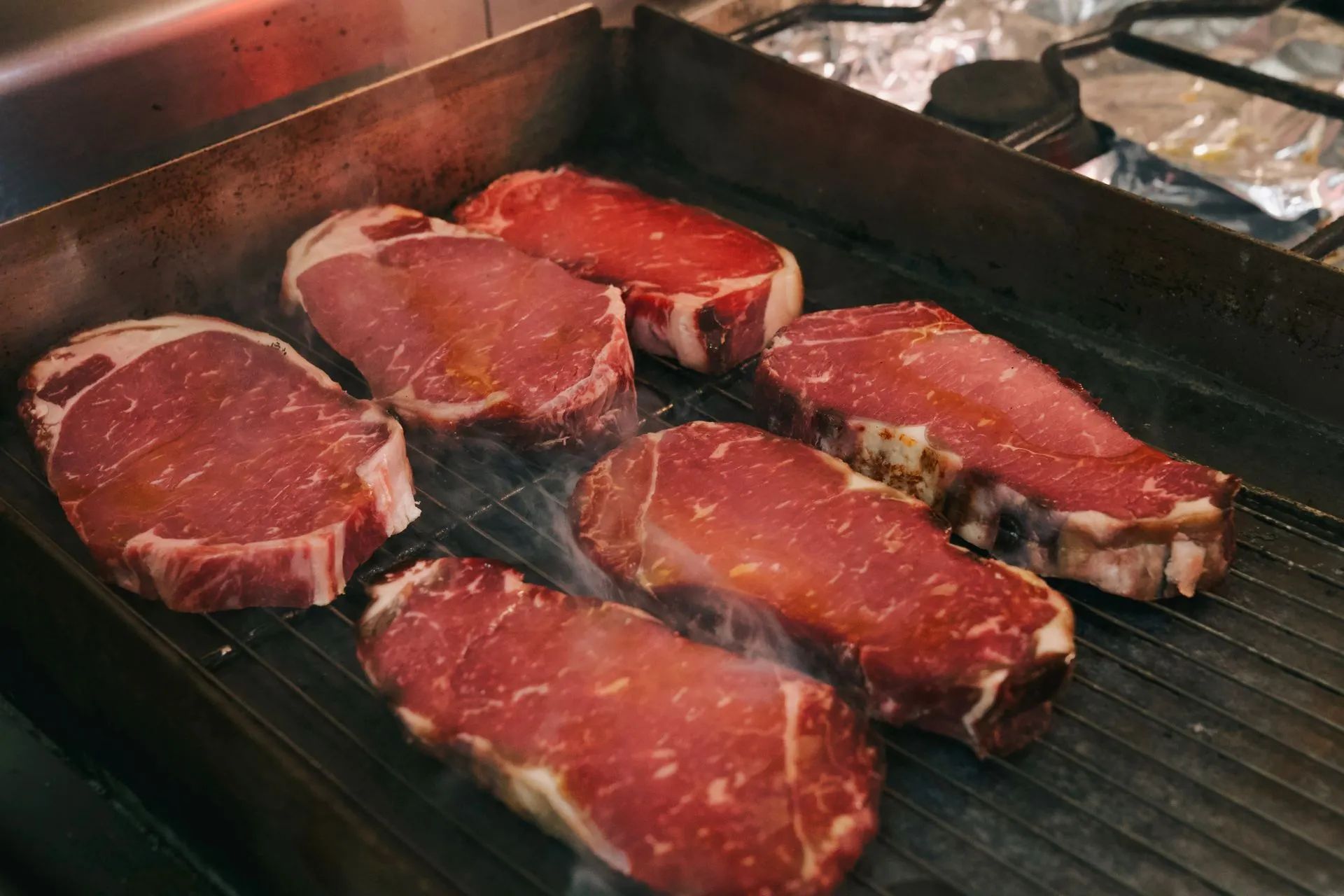 Pièces de bœuf en cuisson sur la grille