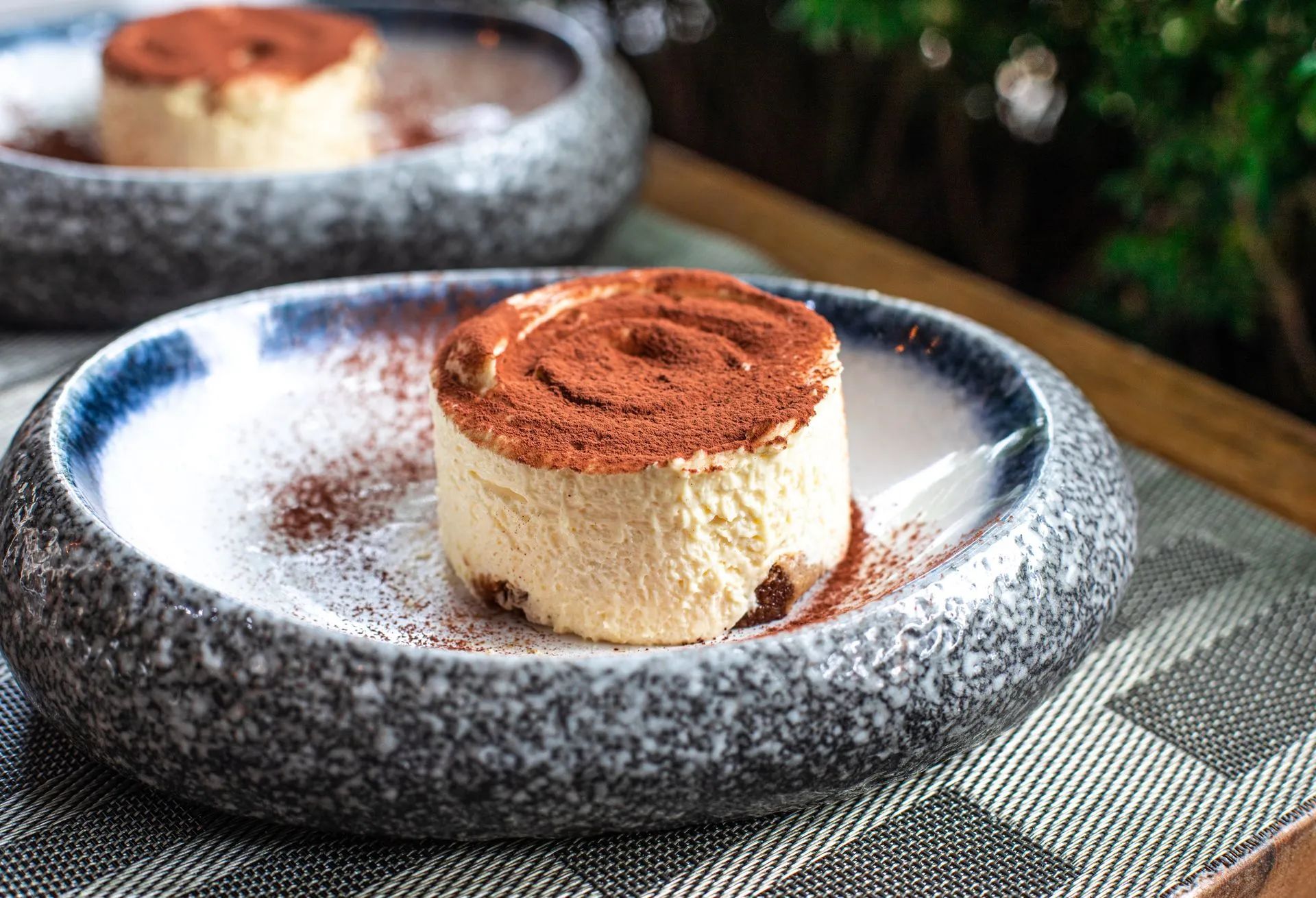 Tiramisu classico servi à l'assiette en terrasse